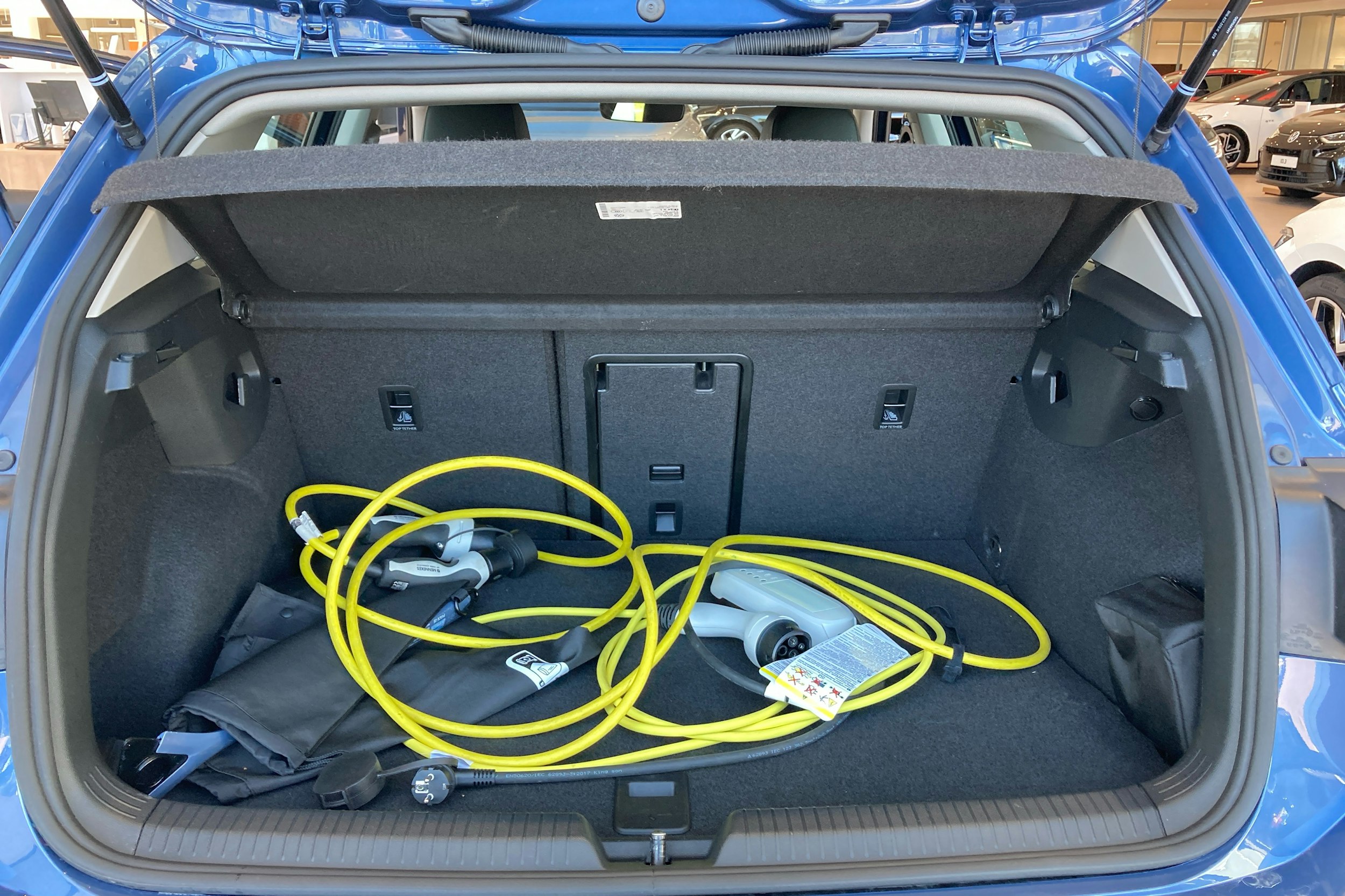 sininen Volkswagen Golf 2024 kuva 18.
