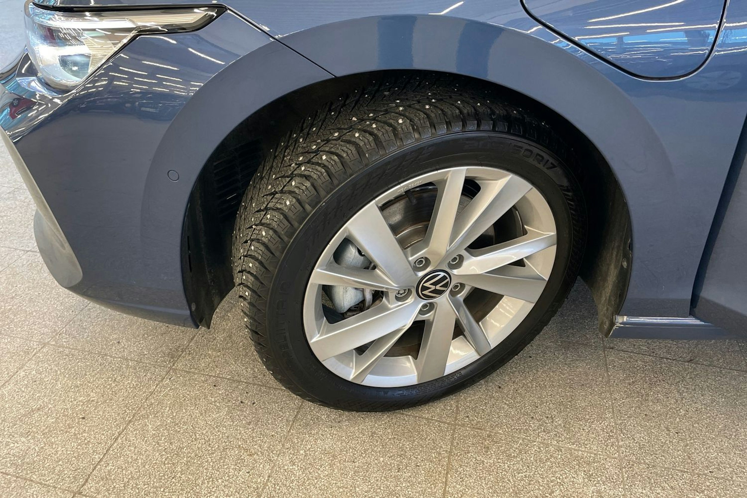 Sininen Volkswagen GOLF 2024 kuva 13.