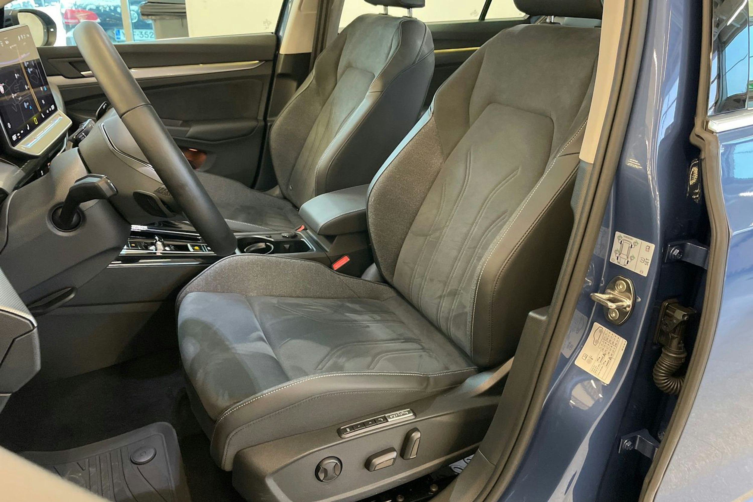 Sininen Volkswagen GOLF 2024 kuva 21.