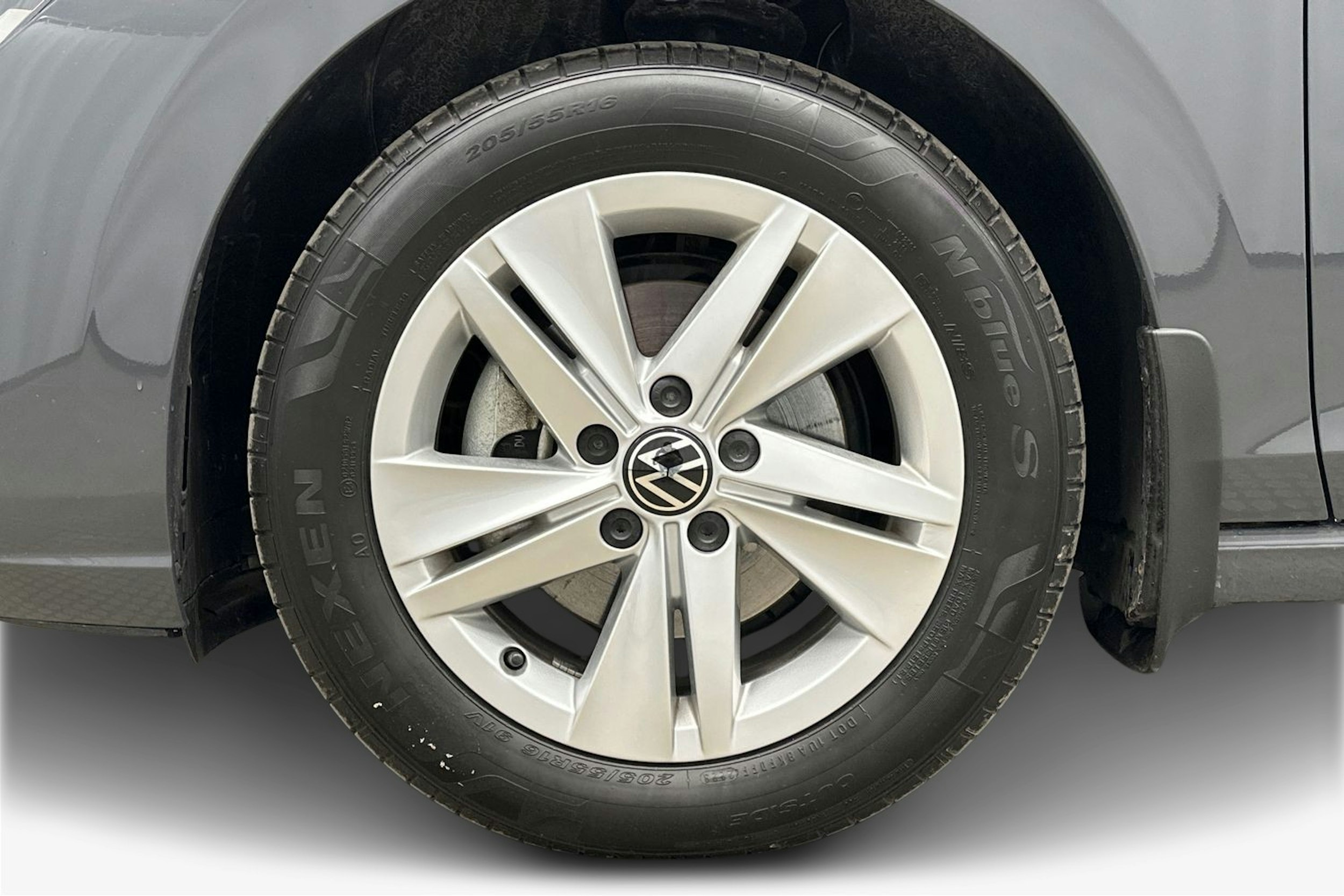 harmaa Volkswagen Golf 2024 kuva 11.