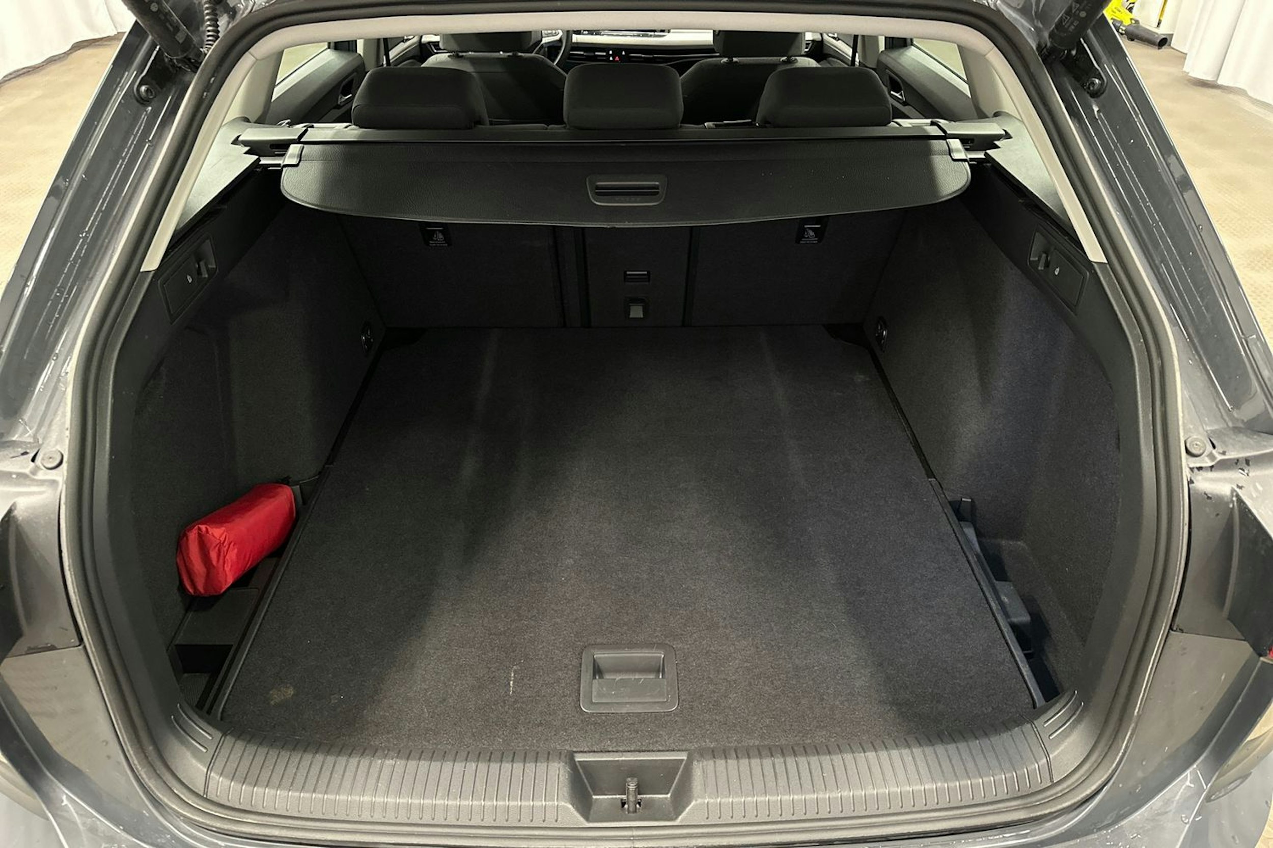 harmaa Volkswagen Golf 2024 kuva 14.