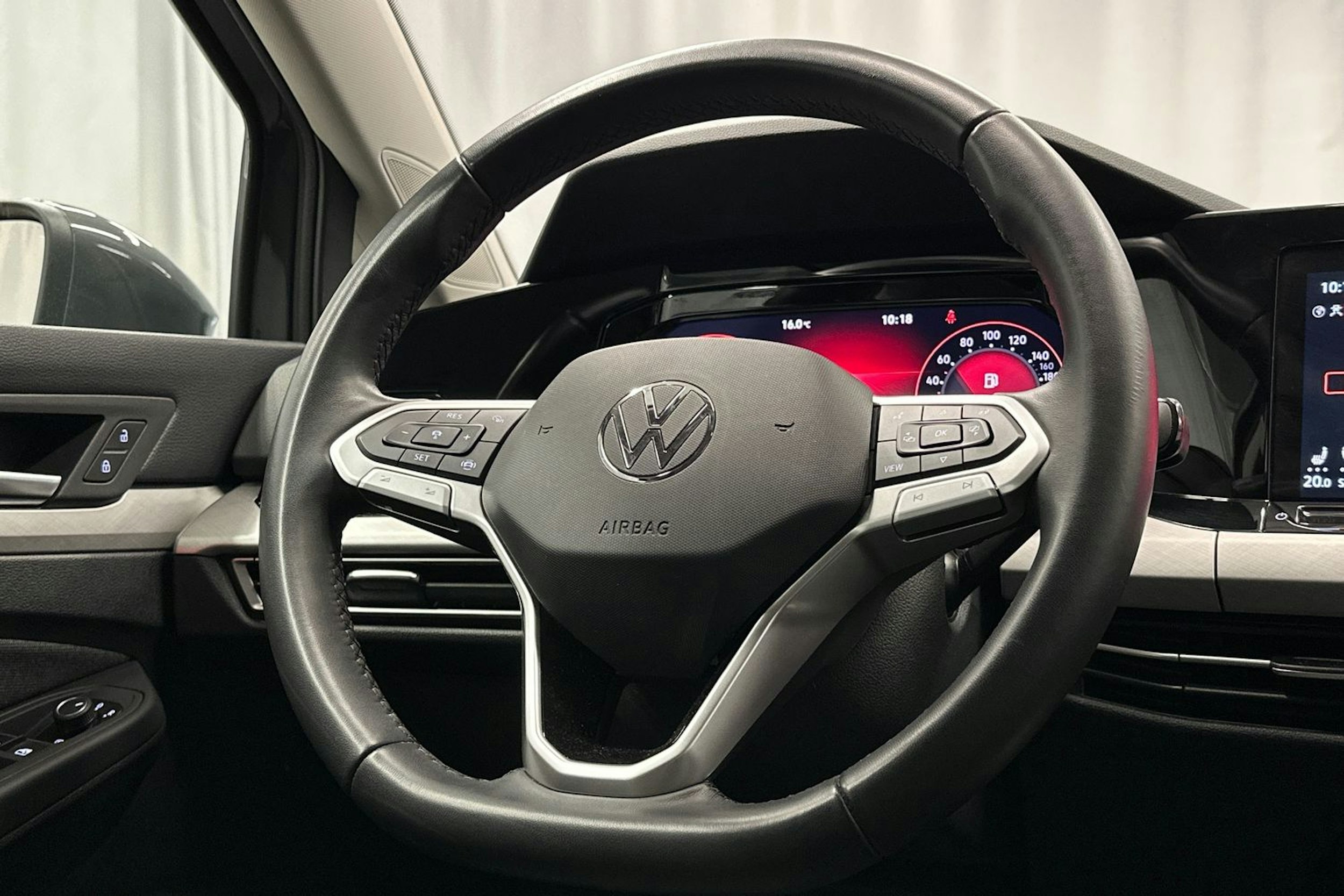 harmaa Volkswagen Golf 2024 kuva 17.