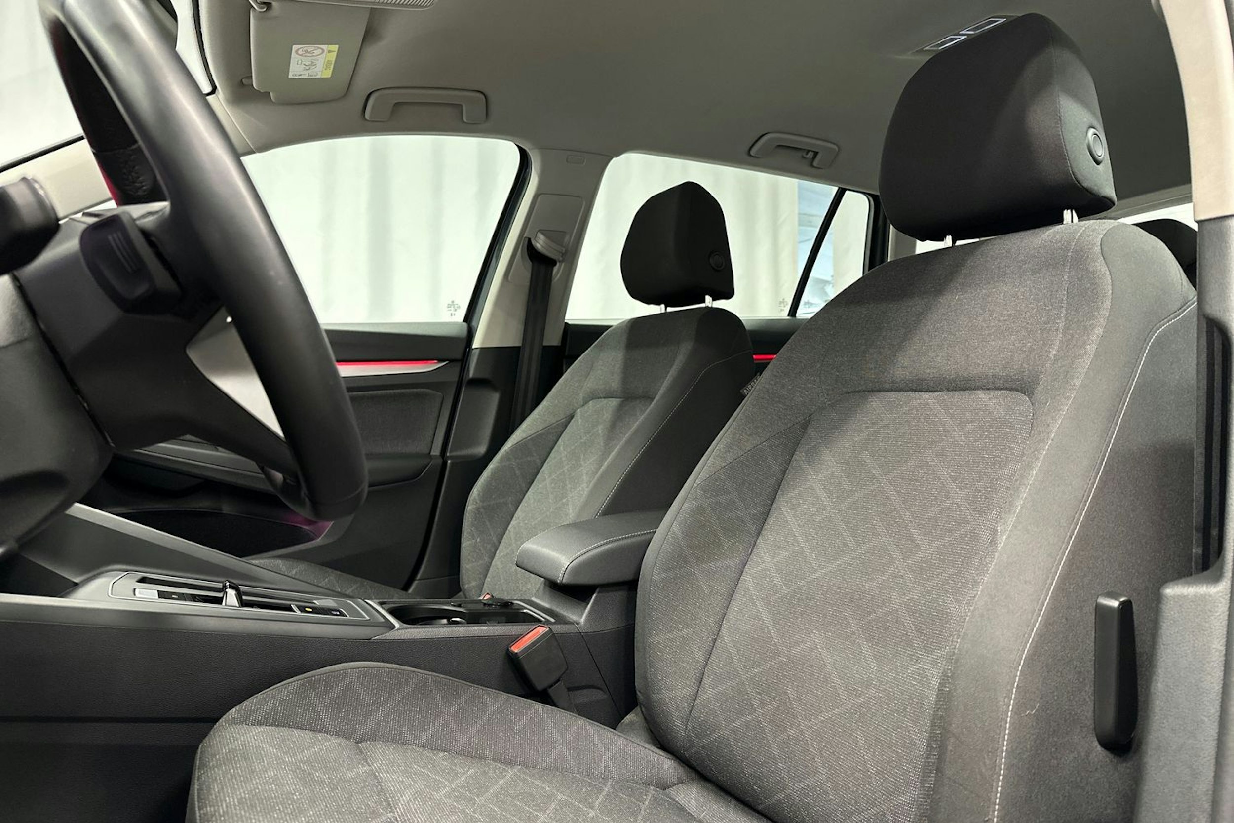harmaa Volkswagen Golf 2024 kuva 18.