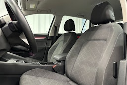 harmaa Volkswagen Golf 2024 kuva 18.