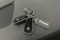 harmaa Volkswagen Golf 2024 kuva 30.