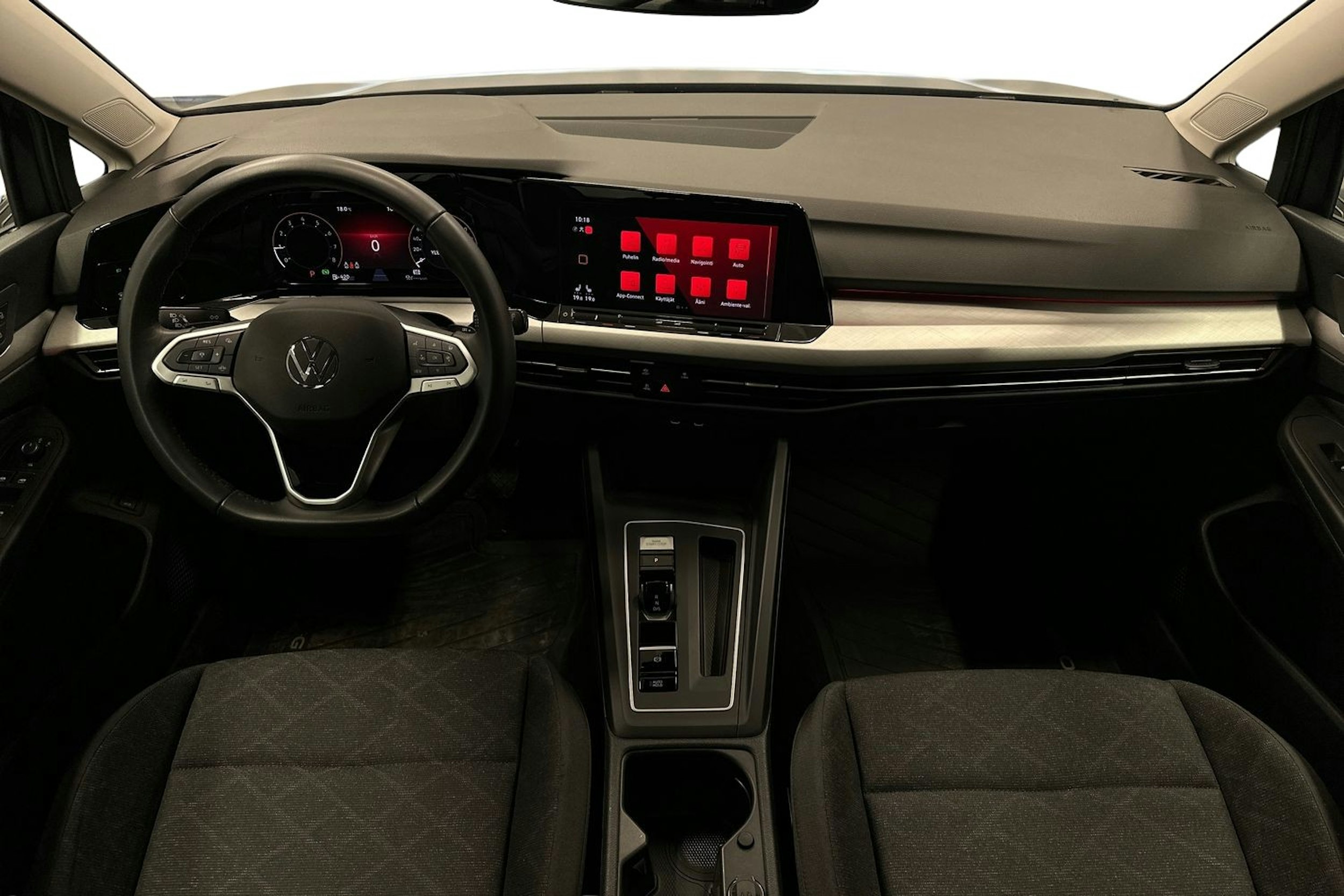 harmaa Volkswagen Golf 2024 kuva 9.