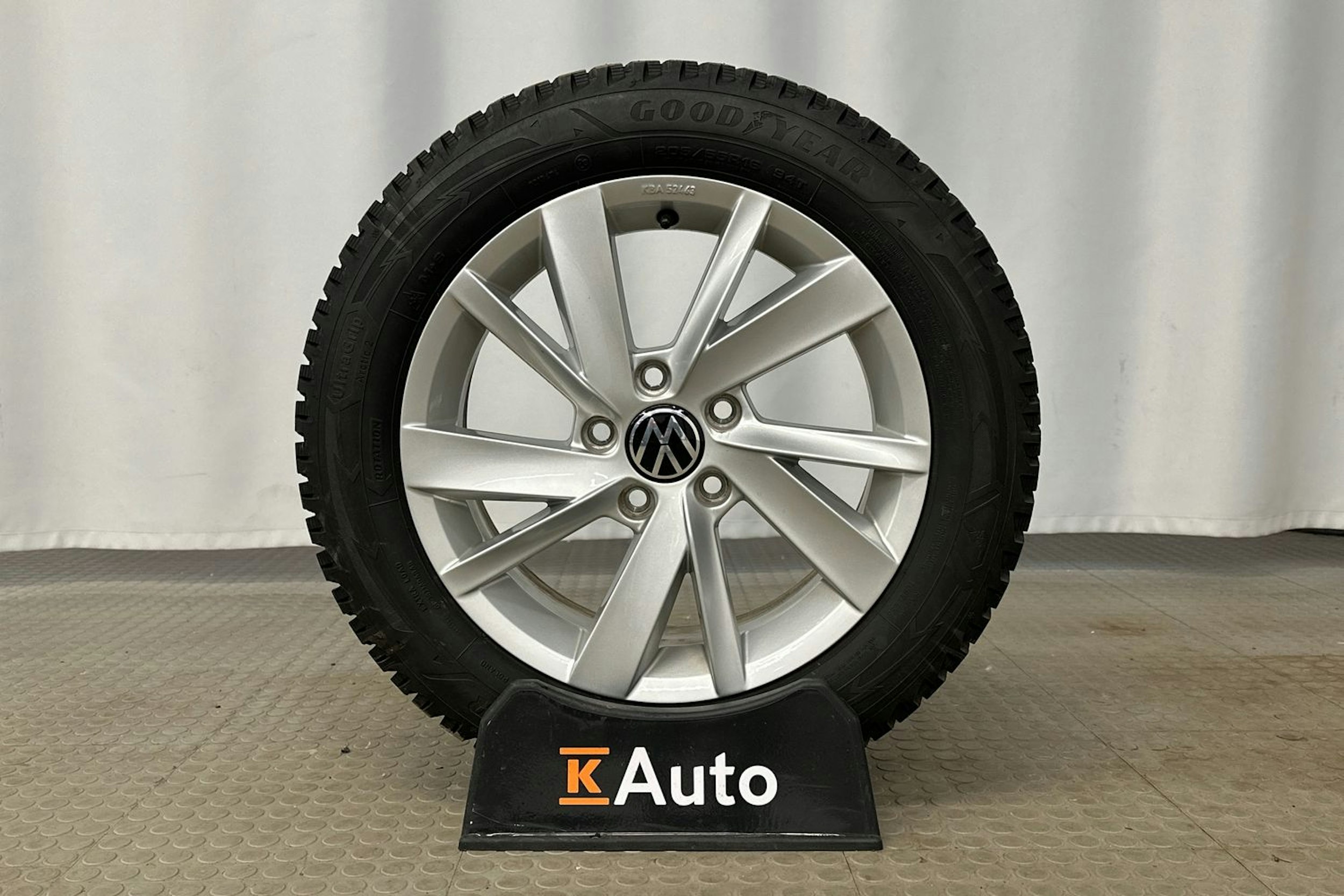 harmaa Volkswagen Golf 2024 kuva 13.