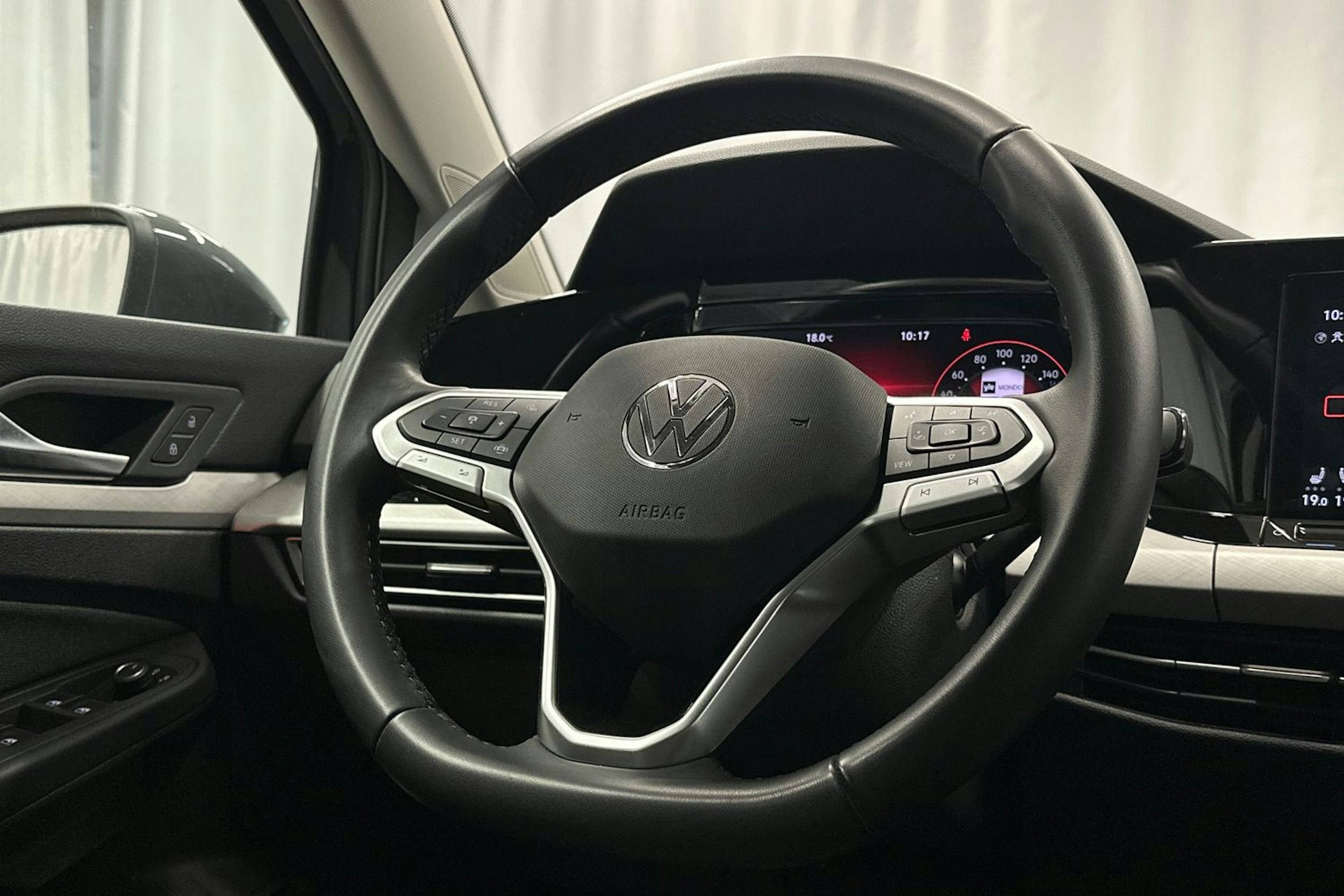 harmaa Volkswagen Golf 2024 kuva 16.