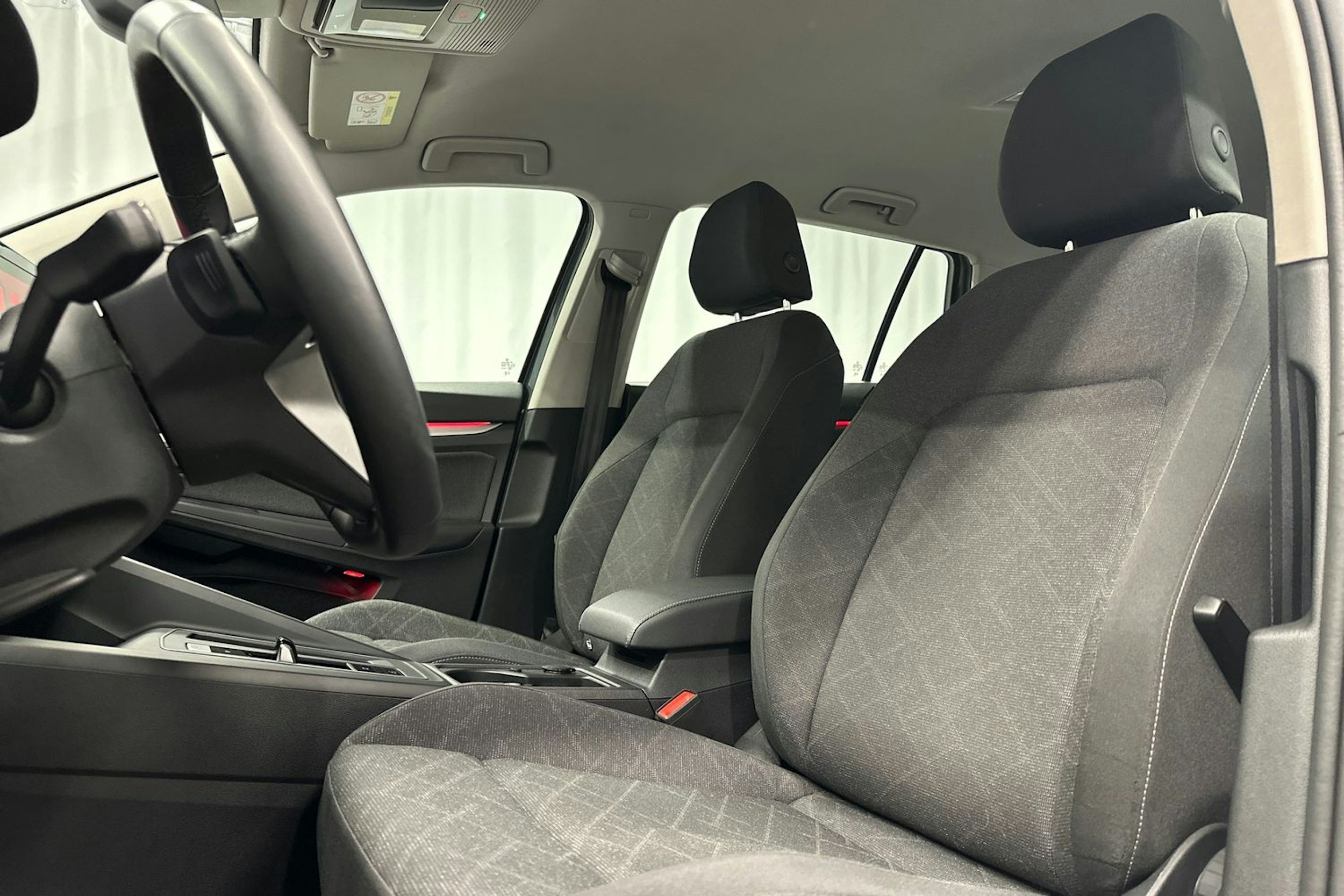 harmaa Volkswagen Golf 2024 kuva 18.