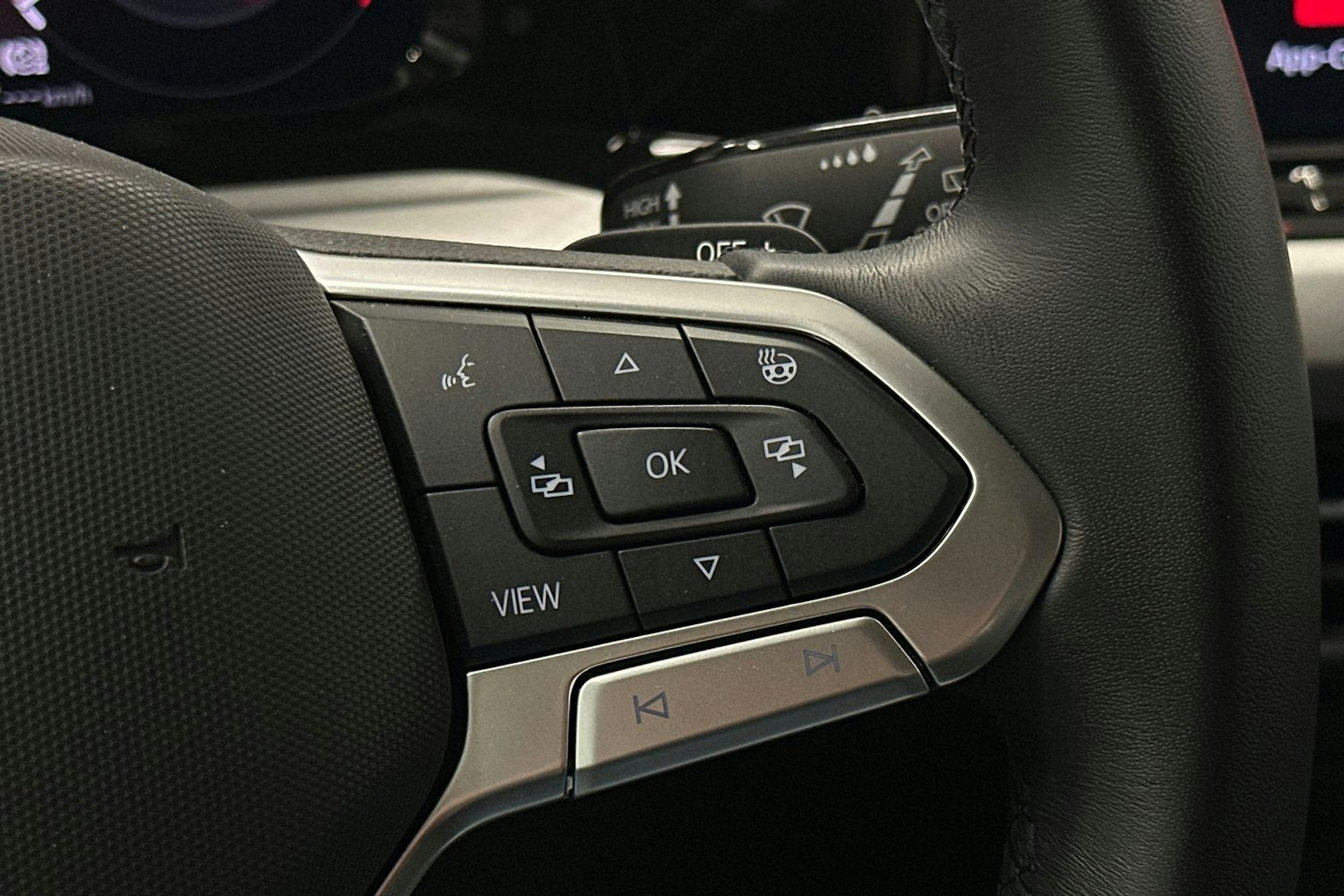 harmaa Volkswagen Golf 2024 kuva 20.