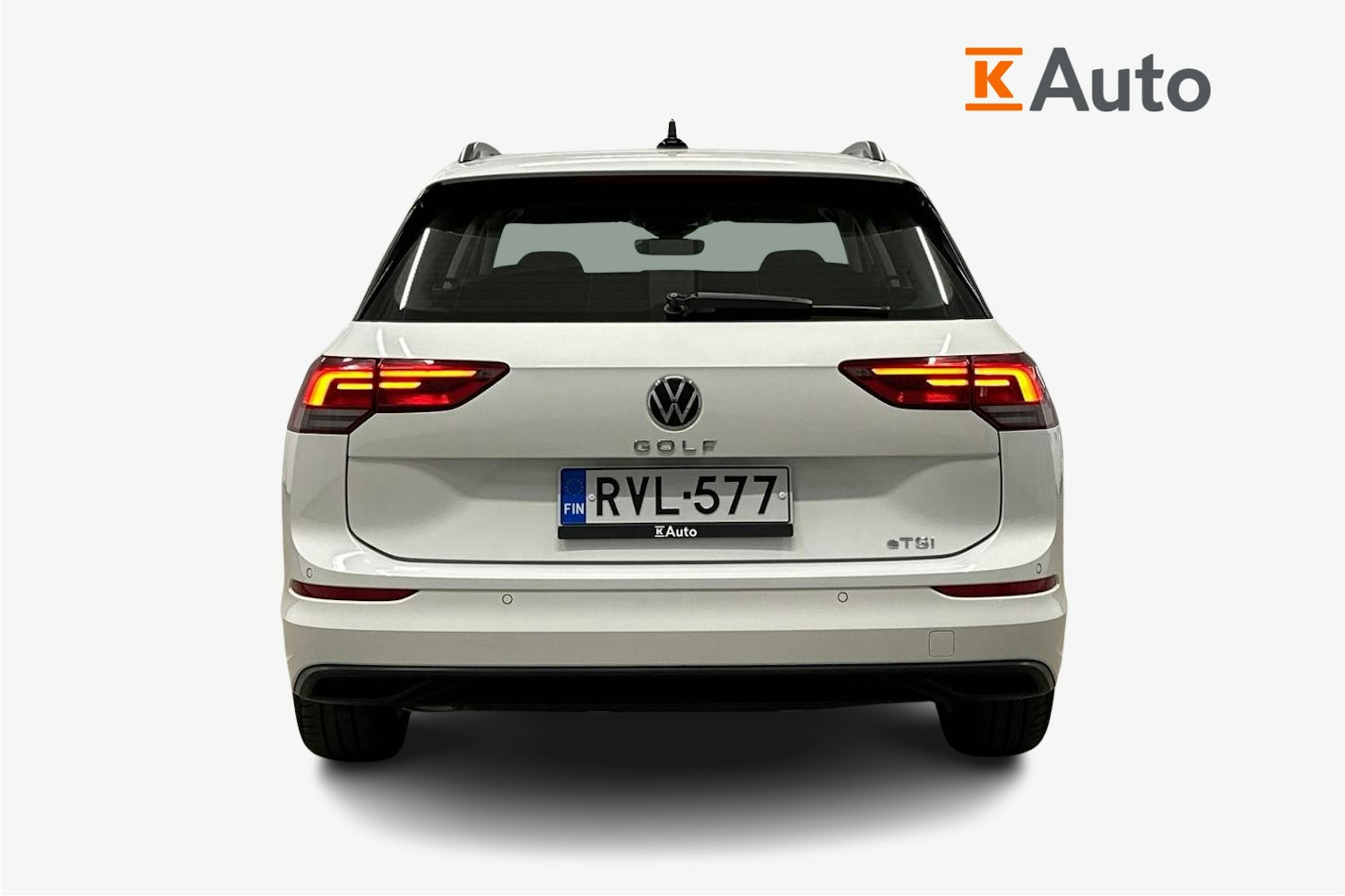 valkoinen Volkswagen Golf 2024 kuva 3.