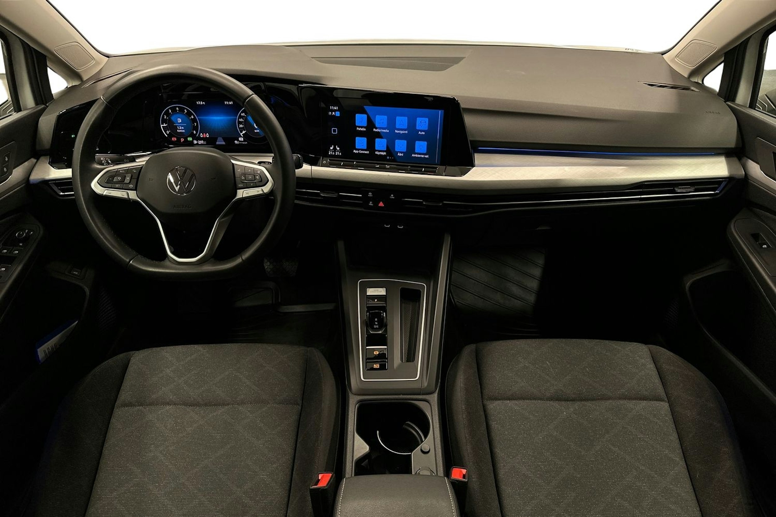 valkoinen Volkswagen Golf 2024 kuva 9.