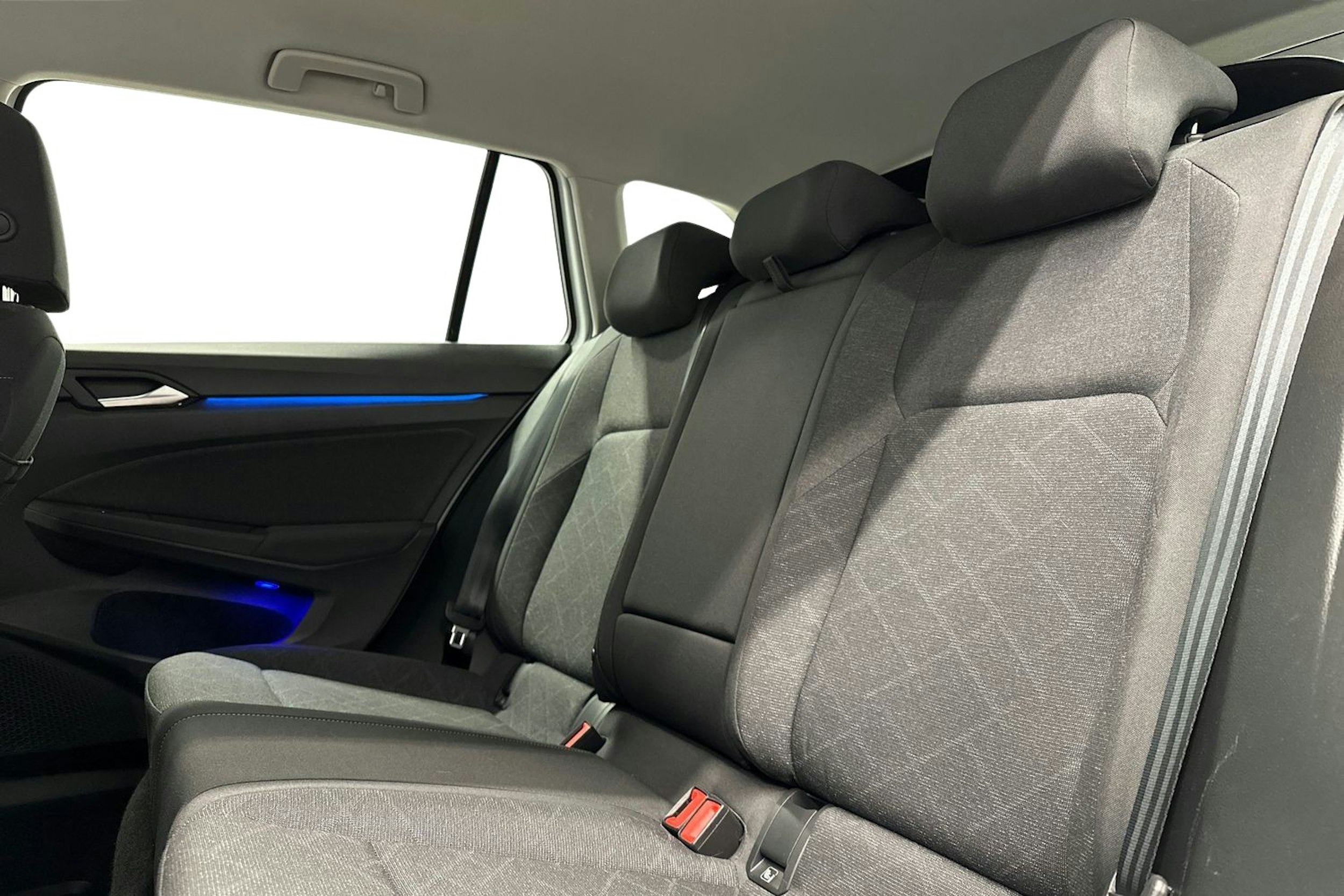 valkoinen Volkswagen Golf 2024 kuva 10.