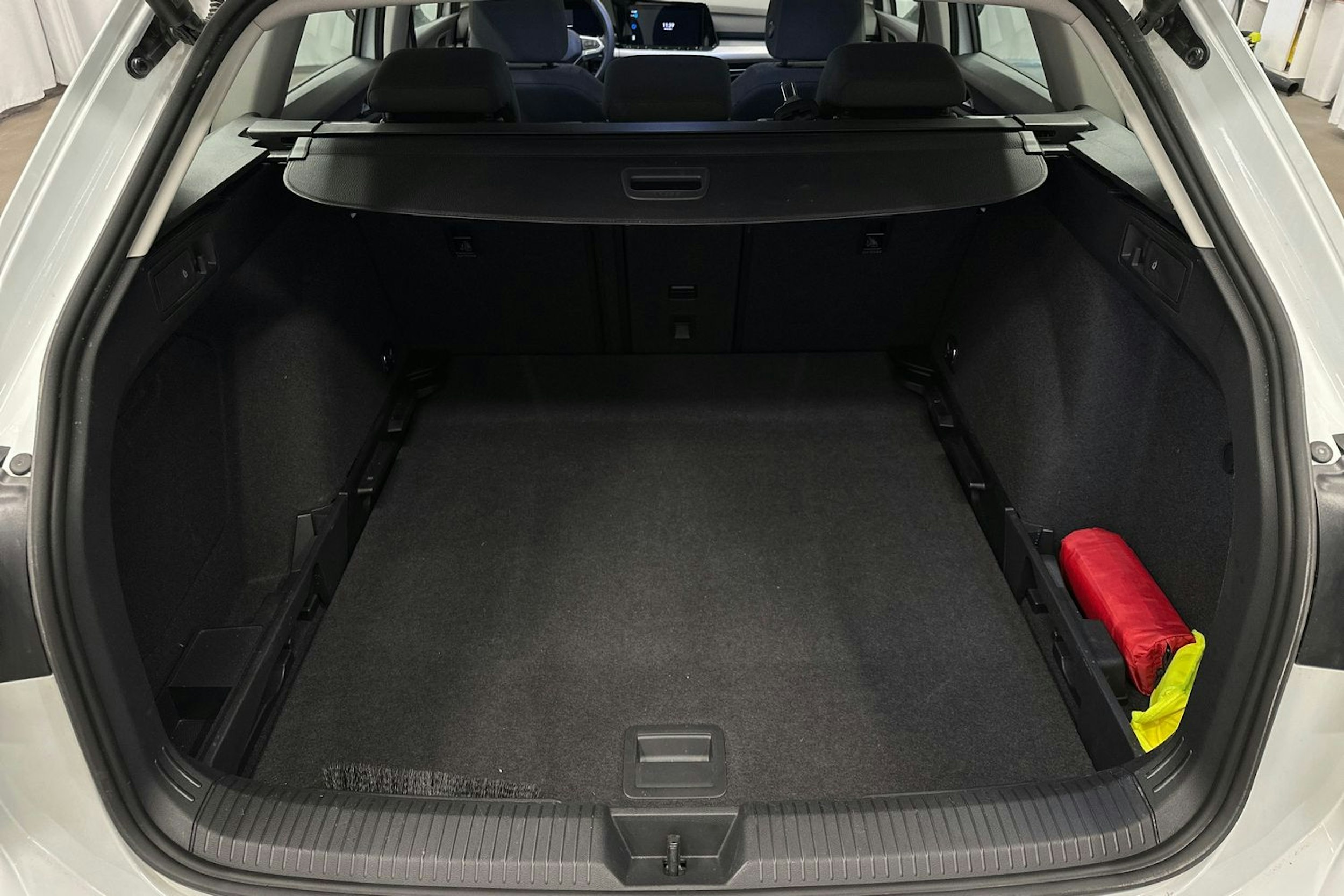 valkoinen Volkswagen Golf 2024 kuva 14.