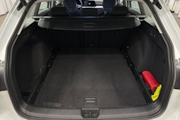 valkoinen Volkswagen Golf 2024 kuva 14.