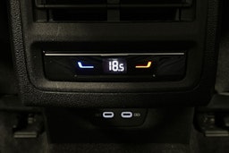 valkoinen Volkswagen Golf 2024 kuva 16.