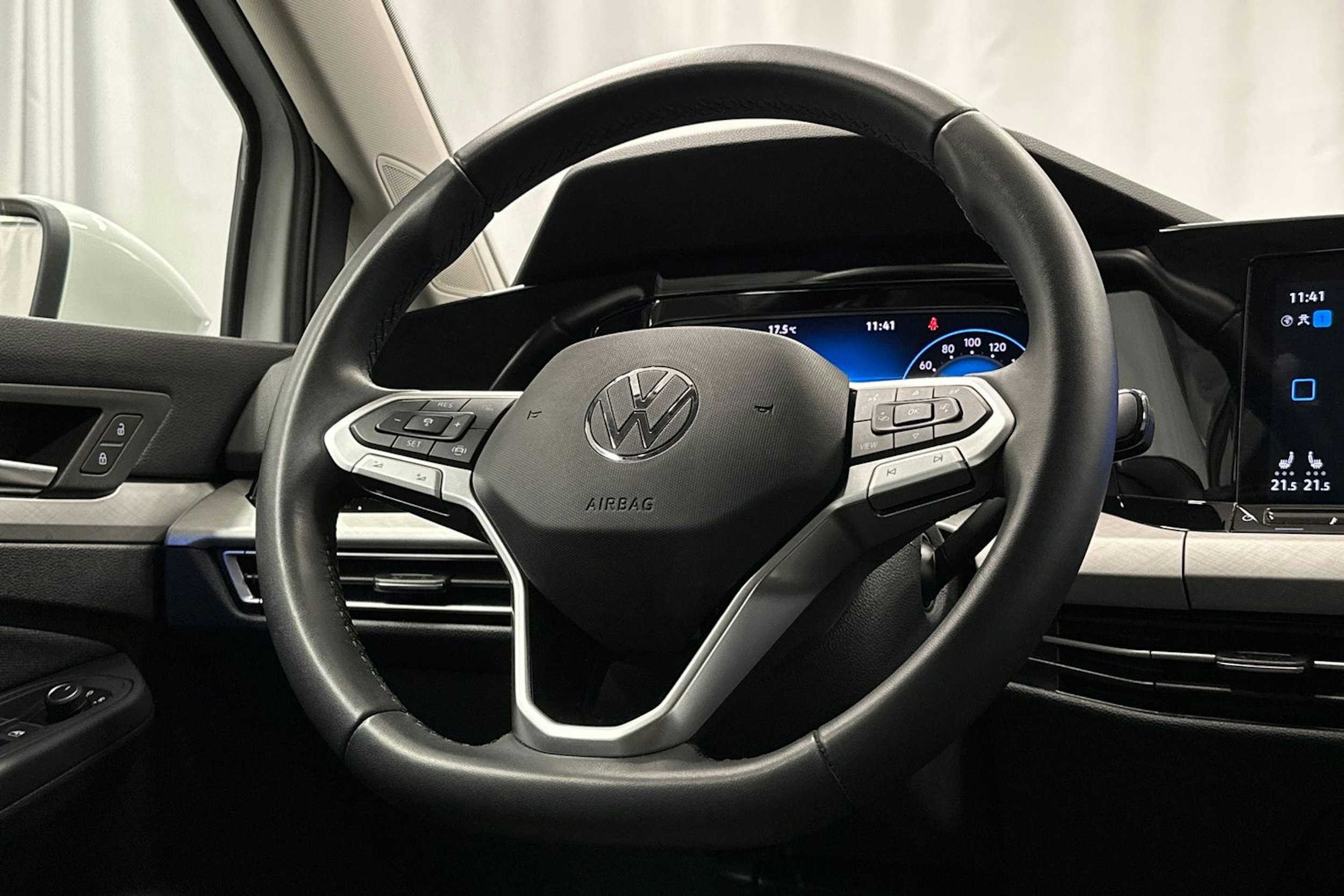 valkoinen Volkswagen Golf 2024 kuva 17.