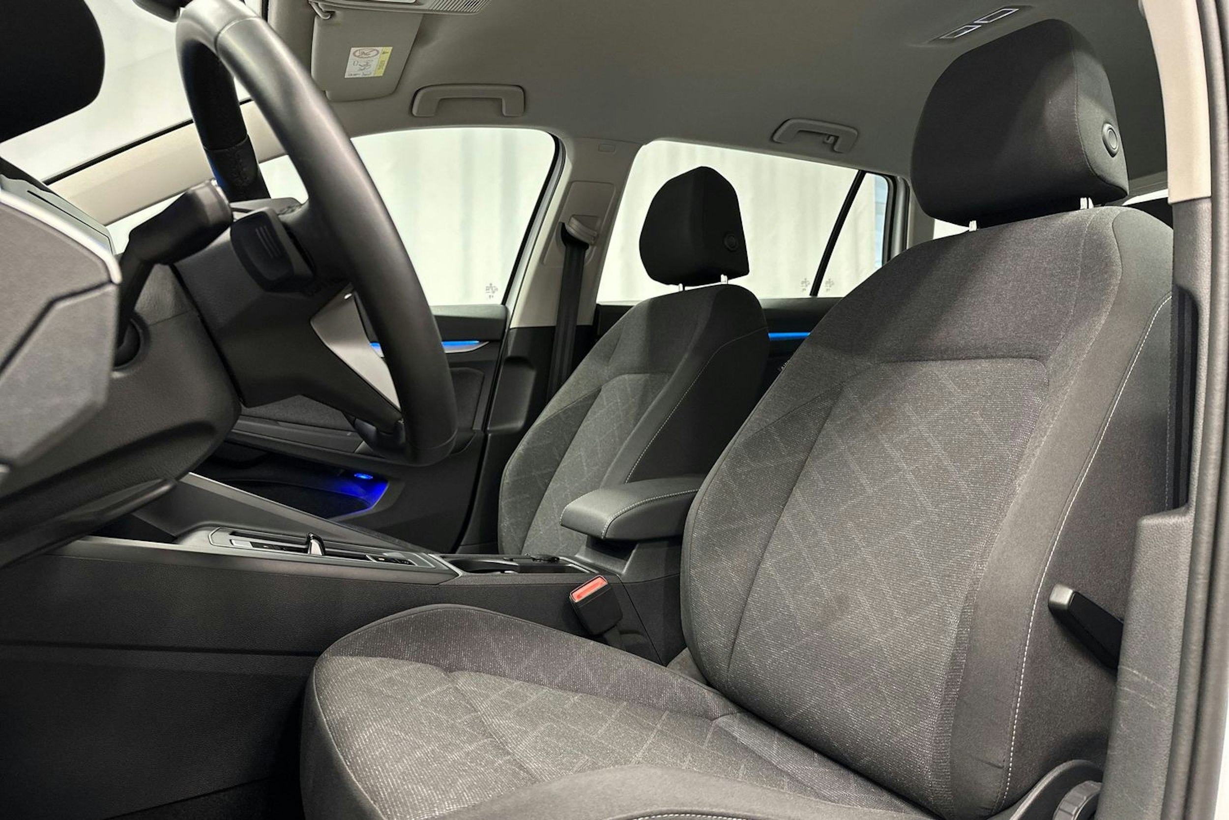 valkoinen Volkswagen Golf 2024 kuva 18.