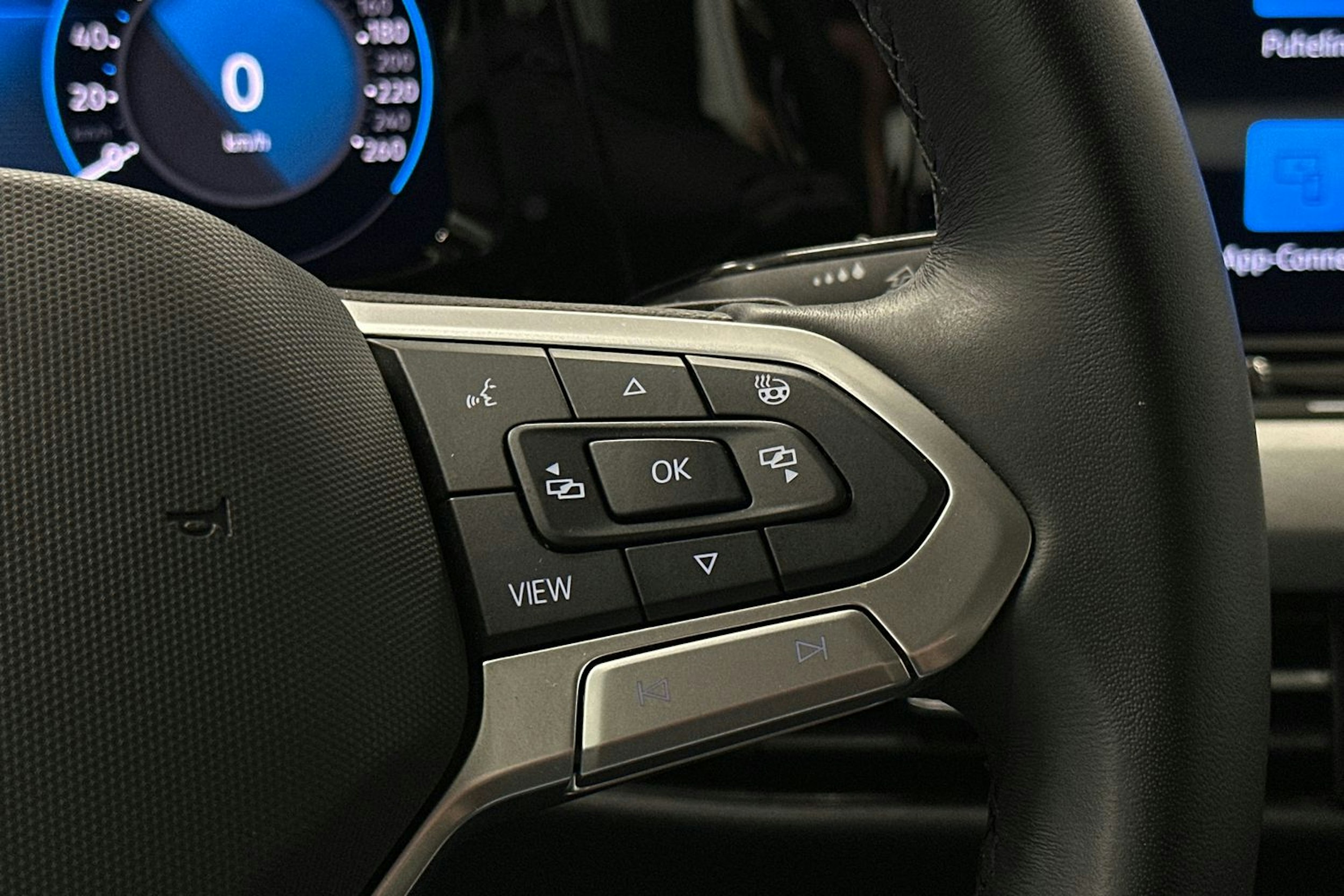 valkoinen Volkswagen Golf 2024 kuva 20.