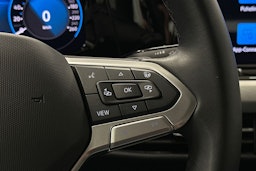 valkoinen Volkswagen Golf 2024 kuva 20.