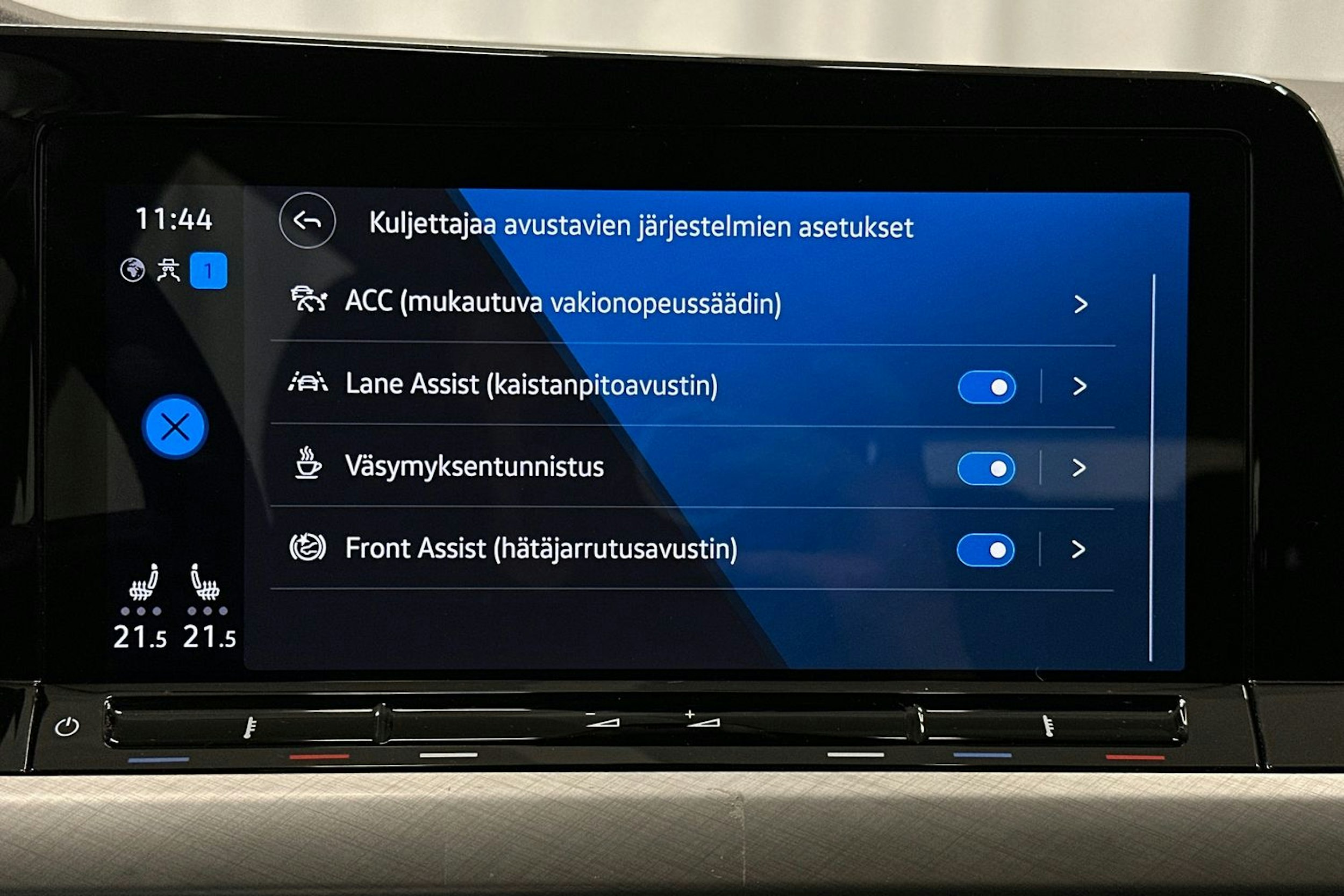 valkoinen Volkswagen Golf 2024 kuva 25.