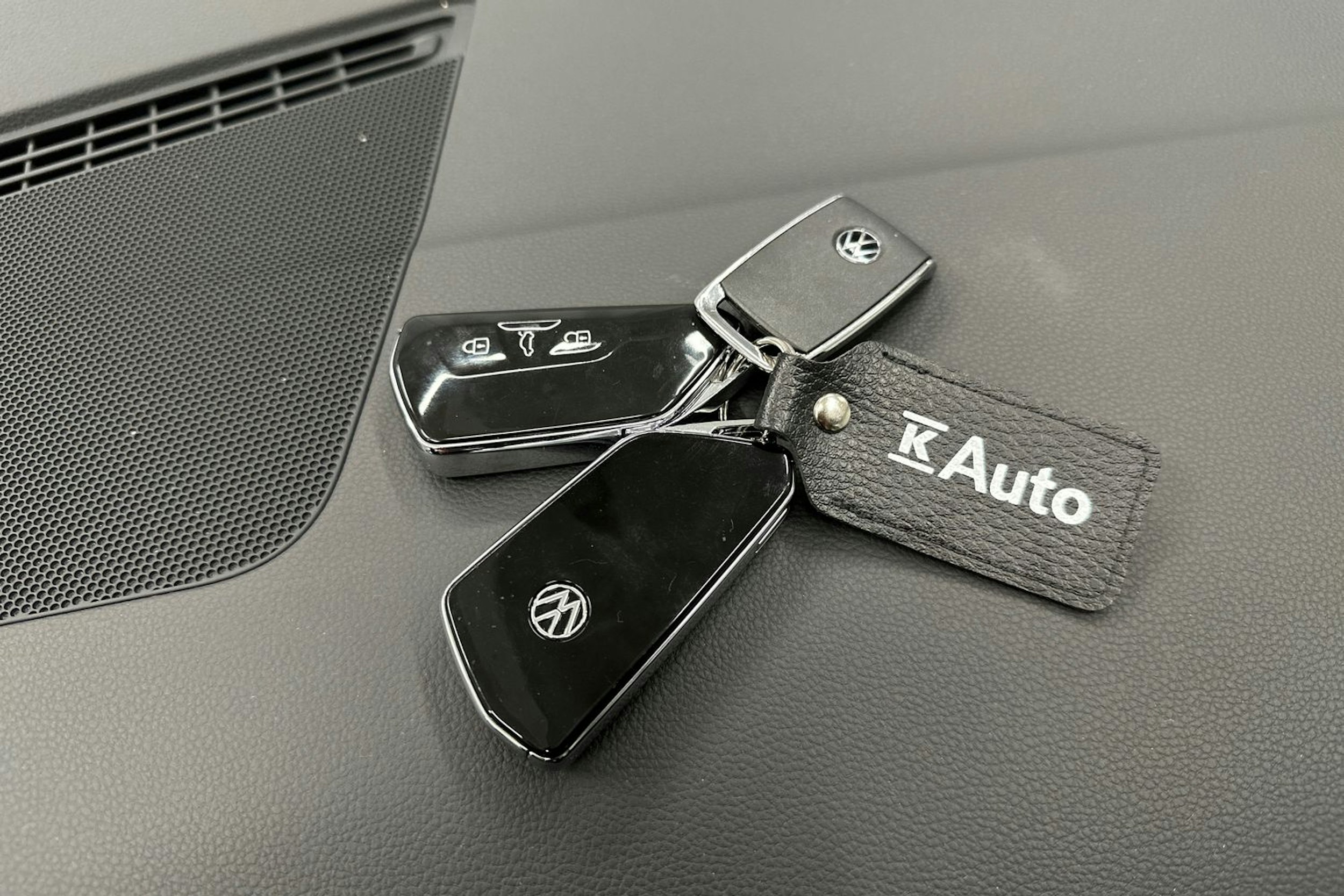 valkoinen Volkswagen Golf 2024 kuva 30.