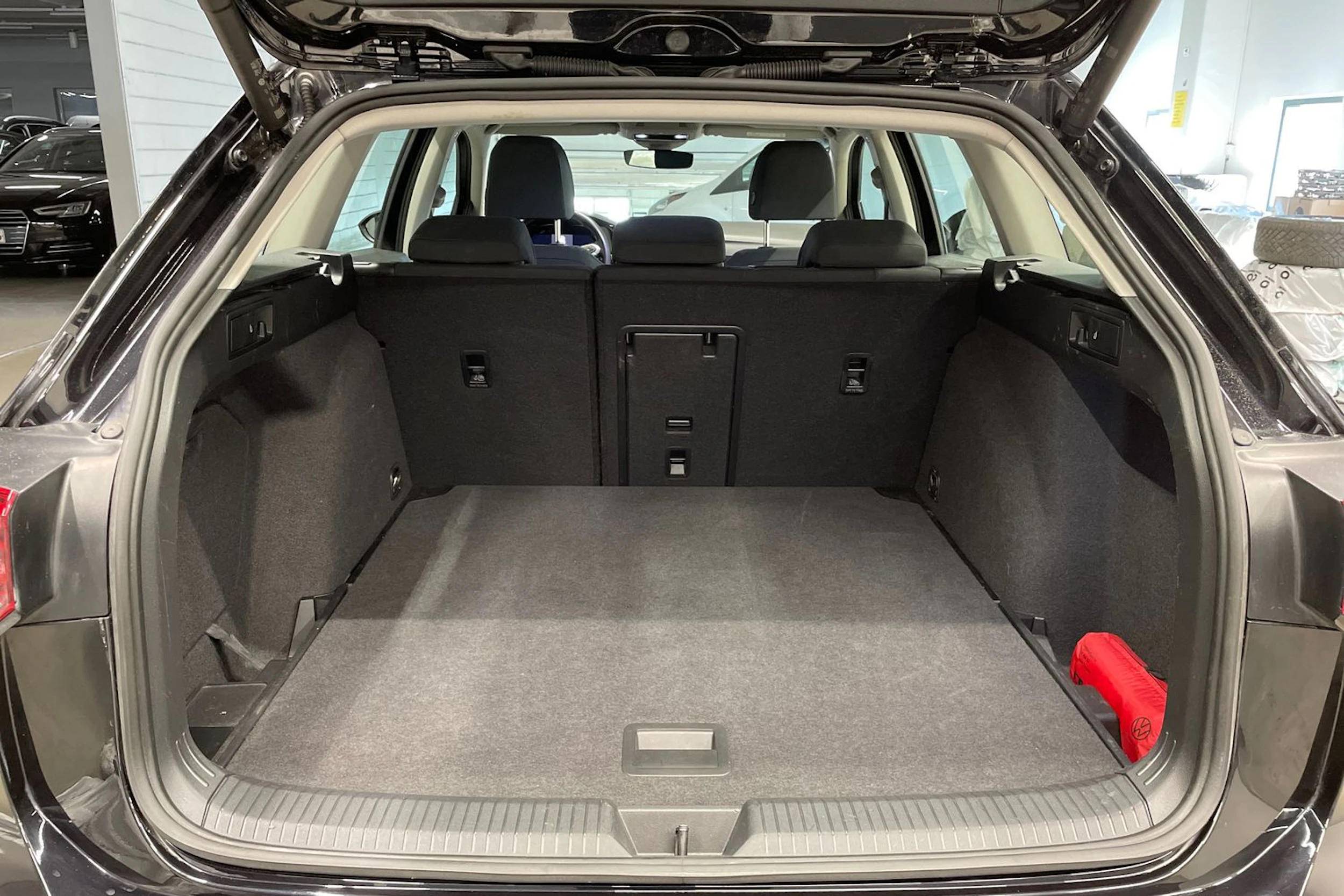 met. musta Volkswagen Golf 2024 kuva 16.