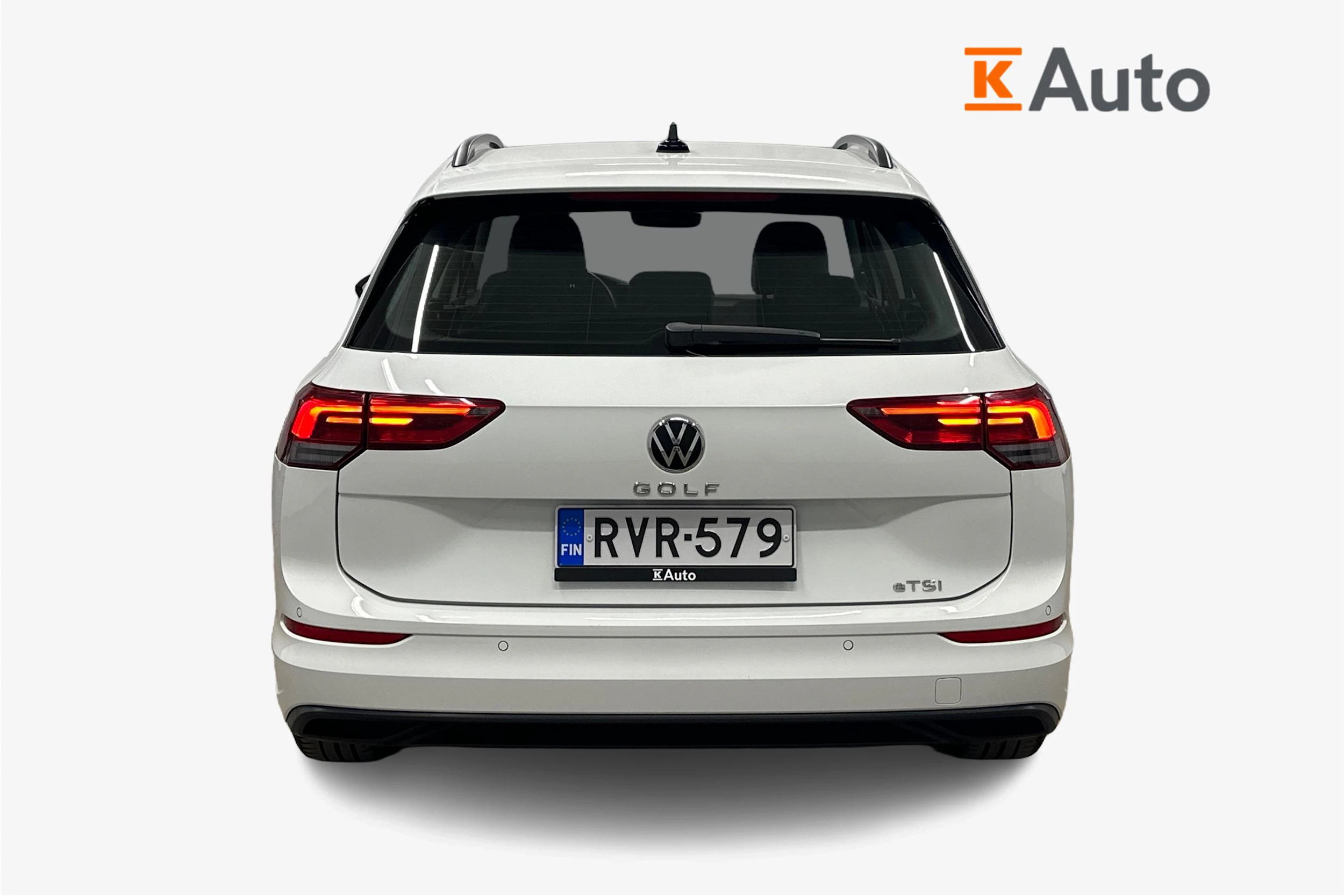 valkoinen Volkswagen Golf 2024 kuva 3.