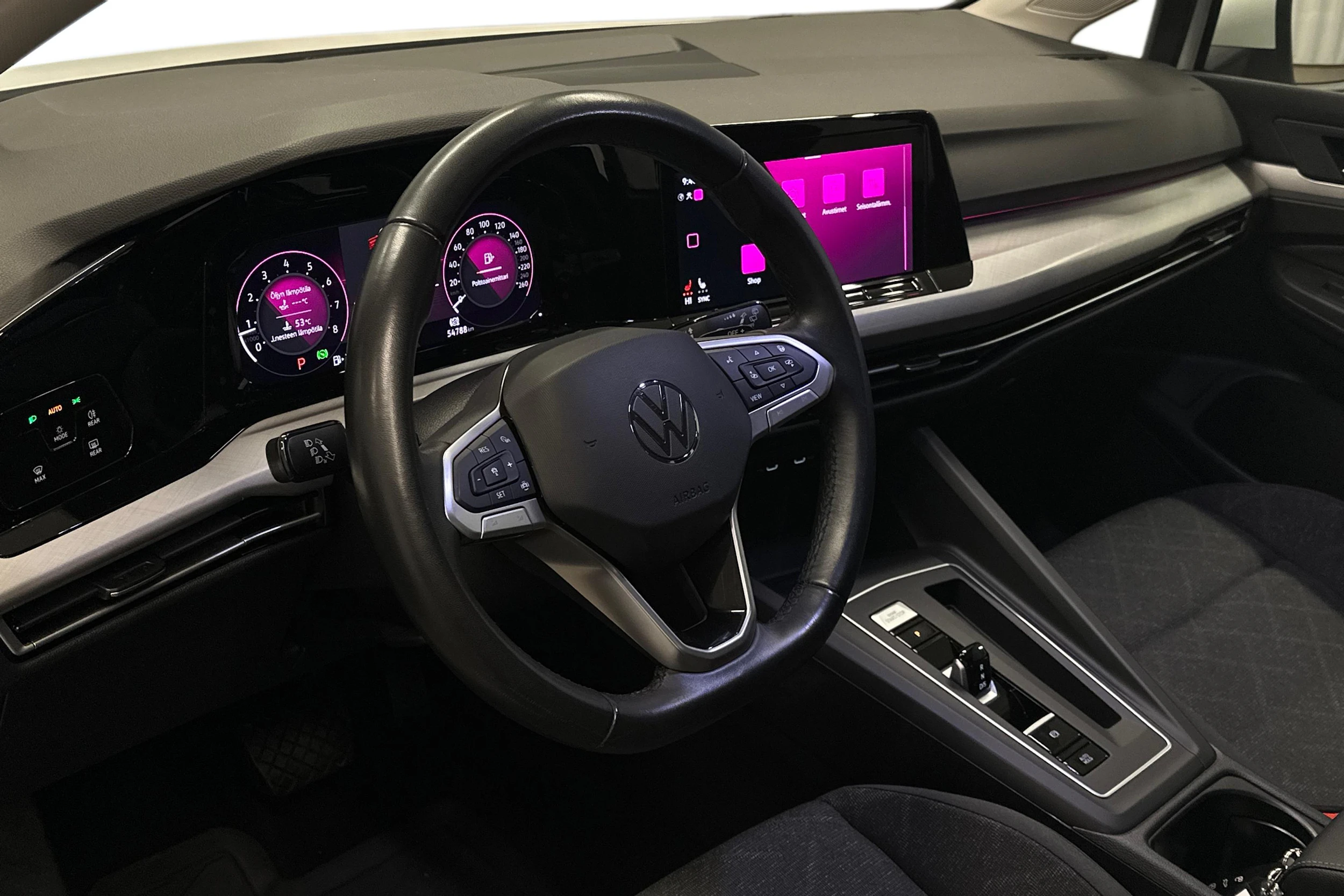 valkoinen Volkswagen Golf 2024 kuva 6.