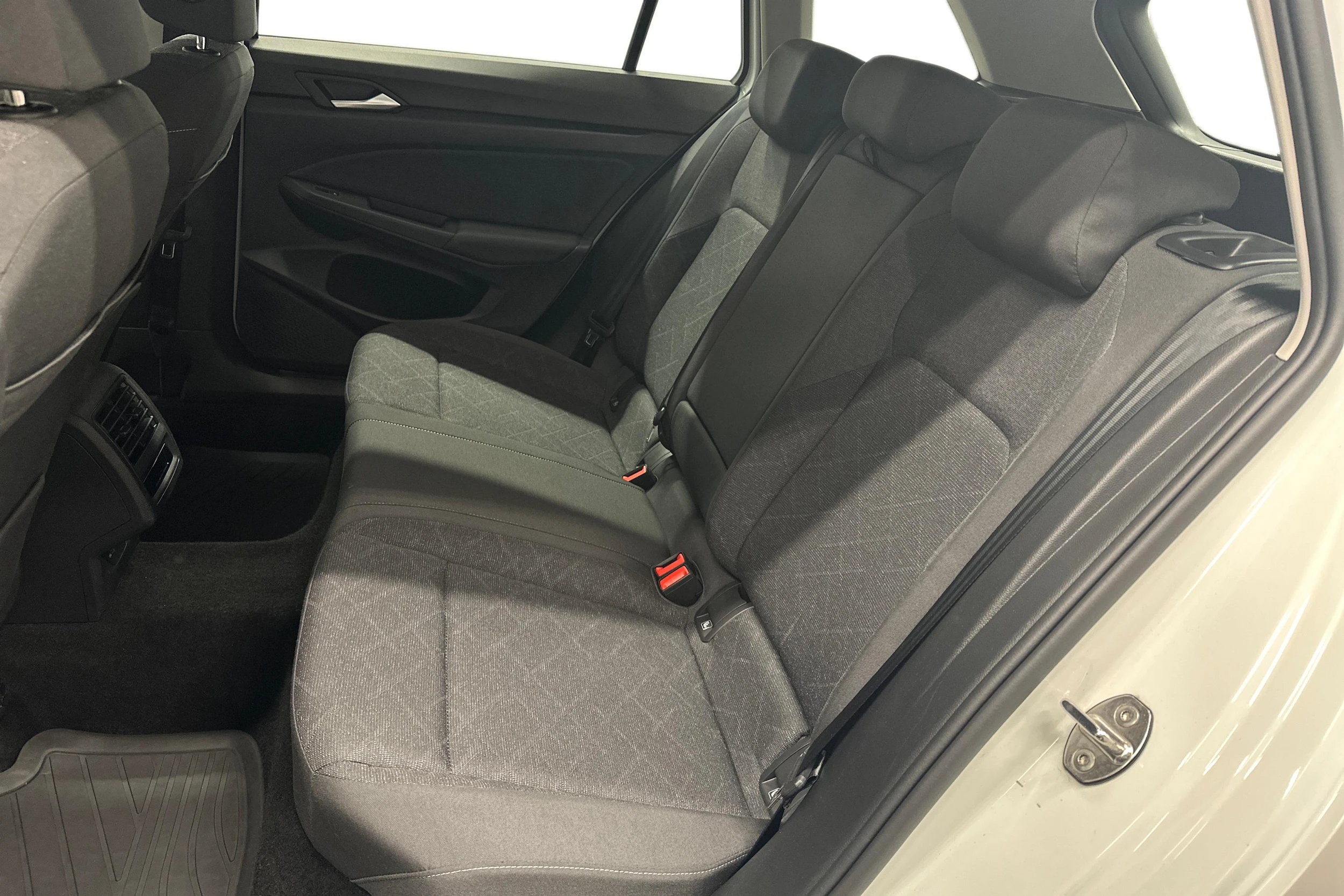 valkoinen Volkswagen Golf 2024 kuva 8.
