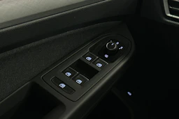 valkoinen Volkswagen Golf 2024 kuva 14.