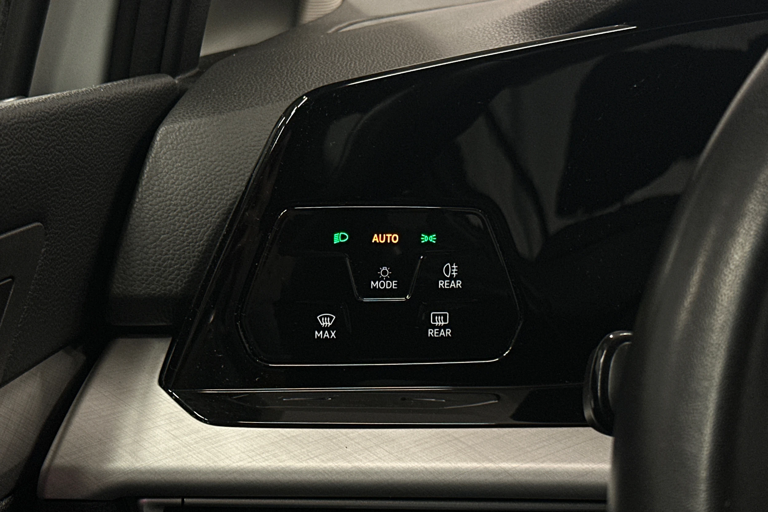 valkoinen Volkswagen Golf 2024 kuva 15.
