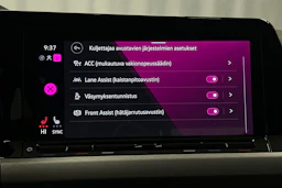 valkoinen Volkswagen Golf 2024 kuva 23.