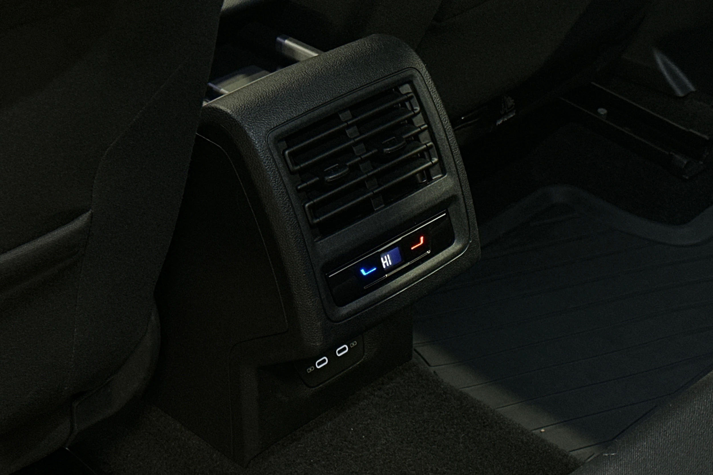 valkoinen Volkswagen Golf 2024 kuva 27.