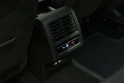valkoinen Volkswagen Golf 2024 kuva 27.
