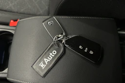 valkoinen Volkswagen Golf 2024 kuva 30.