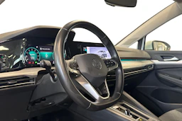 valkoinen Volkswagen Golf 2024 kuva 3.