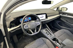 valkoinen Volkswagen Golf 2024 kuva 8.