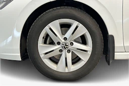 valkoinen Volkswagen Golf 2024 kuva 12.