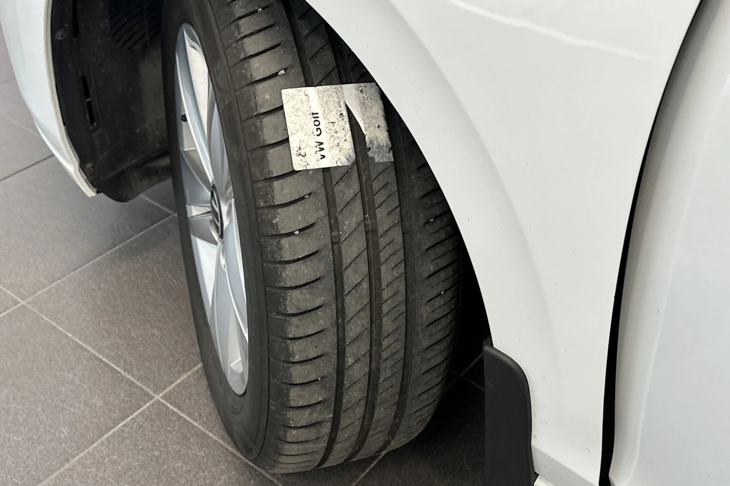 valkoinen Volkswagen Golf 2024 kuva 13.