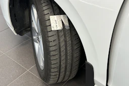 valkoinen Volkswagen Golf 2024 kuva 13.