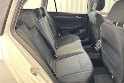 valkoinen Volkswagen Golf 2024 kuva 16.