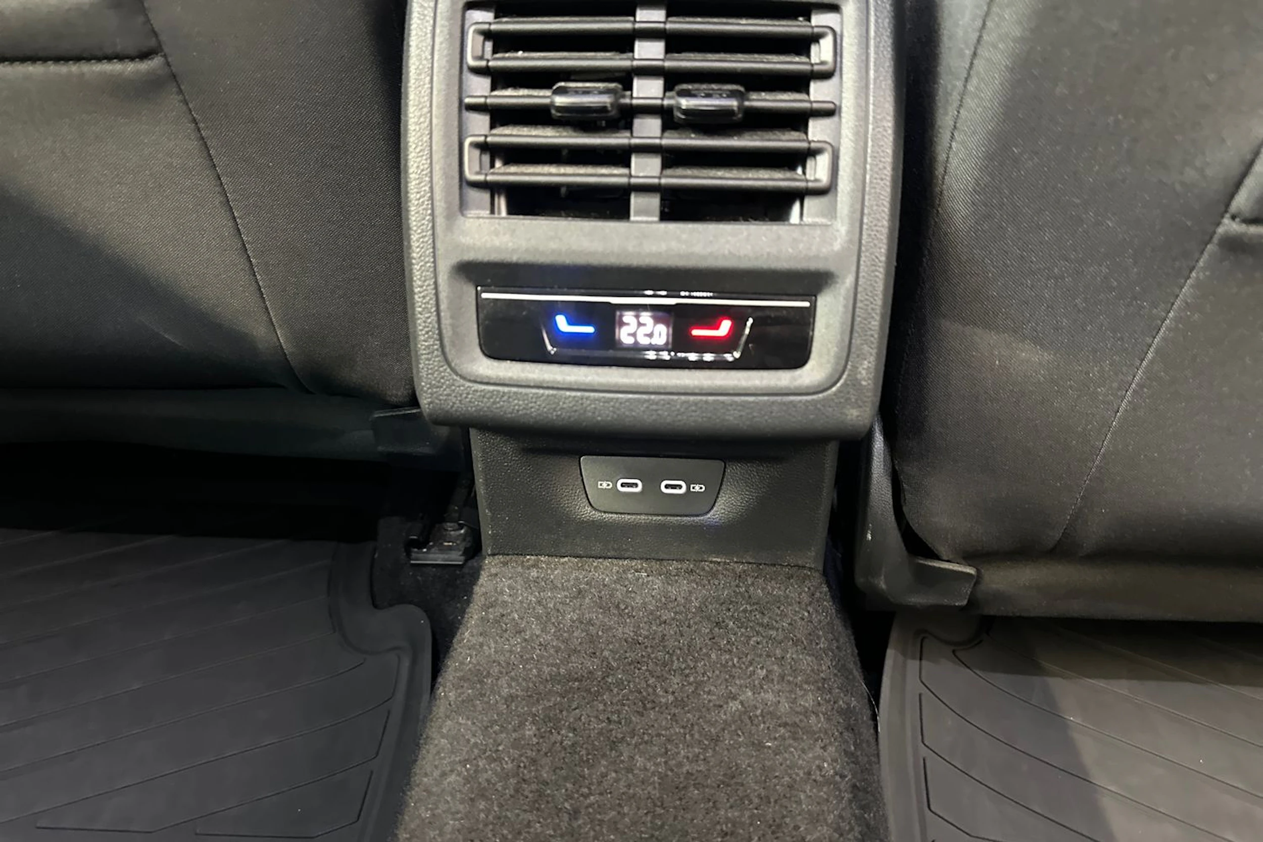 valkoinen Volkswagen Golf 2024 kuva 17.