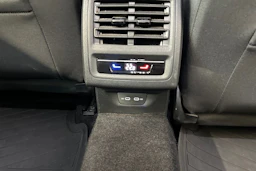 valkoinen Volkswagen Golf 2024 kuva 17.
