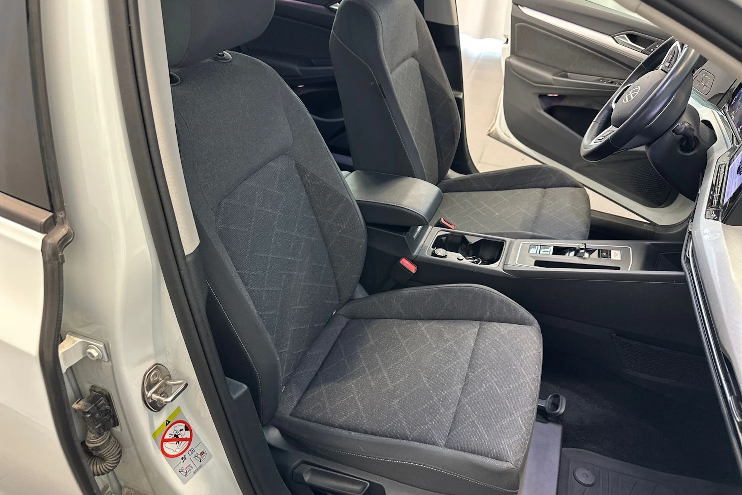 valkoinen Volkswagen Golf 2024 kuva 18.
