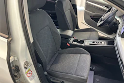 valkoinen Volkswagen Golf 2024 kuva 18.