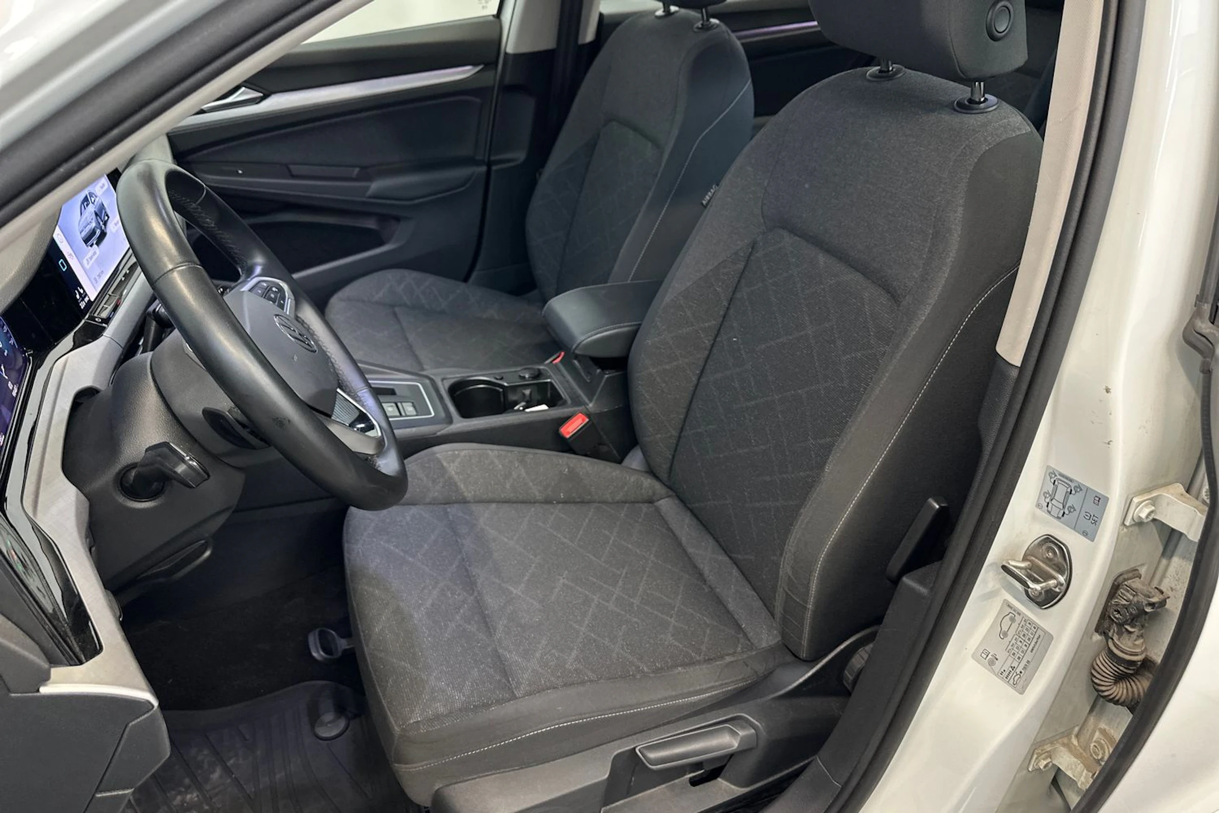 valkoinen Volkswagen Golf 2024 kuva 19.