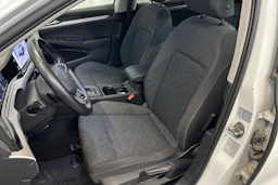 valkoinen Volkswagen Golf 2024 kuva 19.