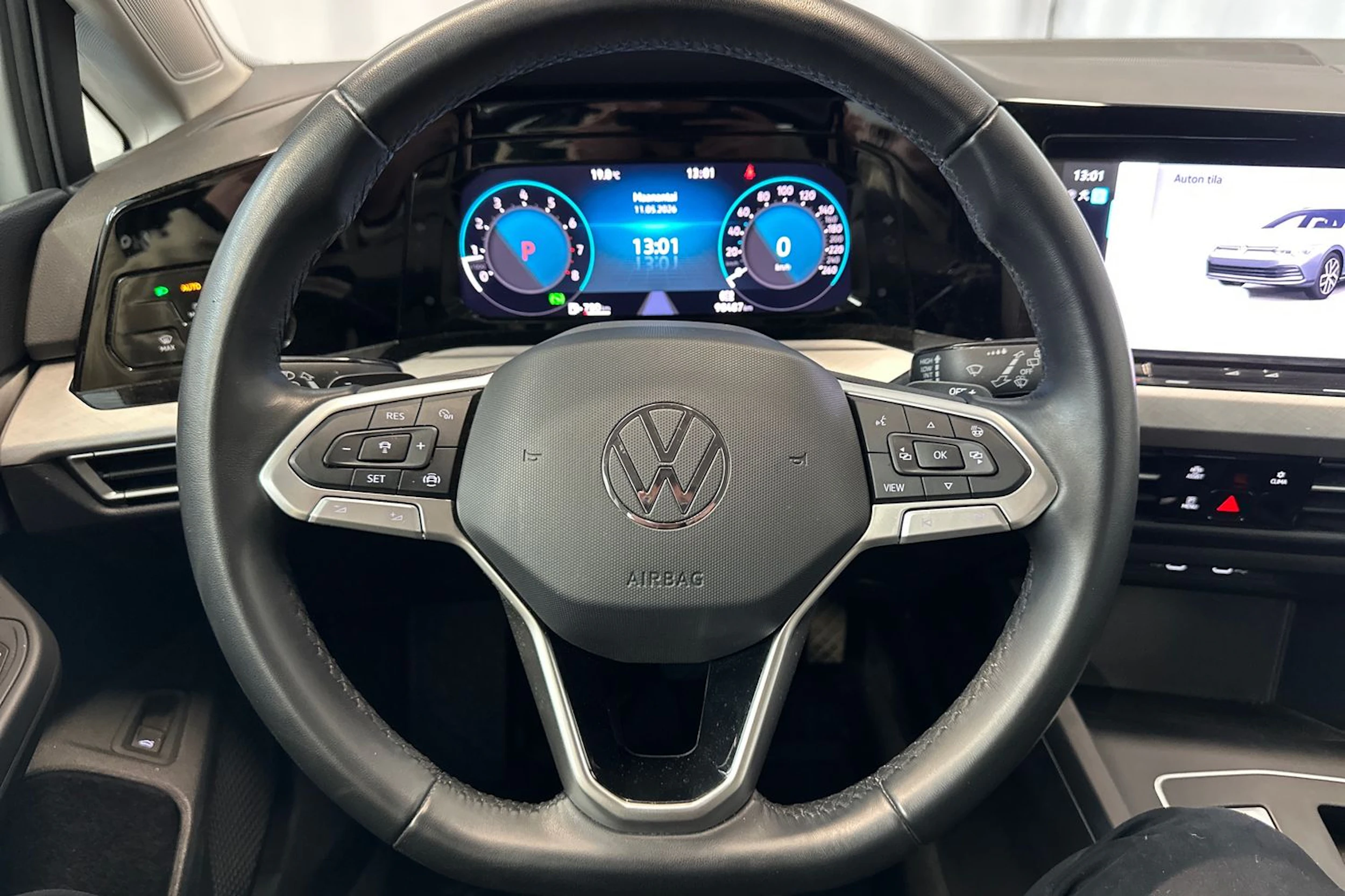 valkoinen Volkswagen Golf 2024 kuva 23.