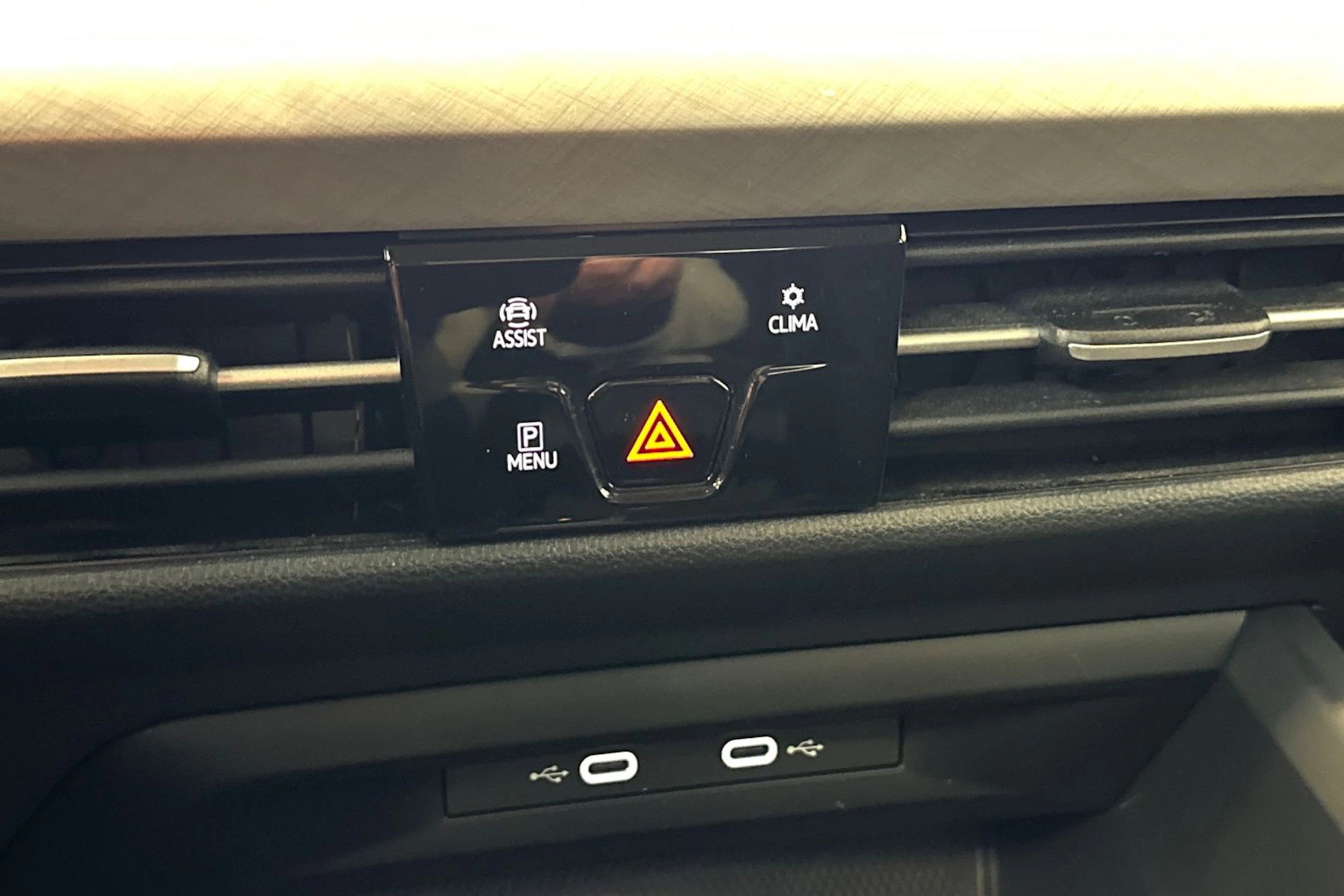 valkoinen Volkswagen Golf 2024 kuva 30.